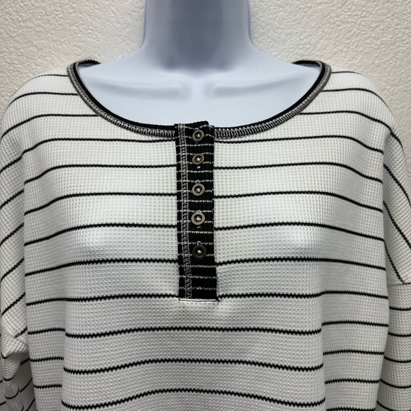 Women’s Sz Lg Long Sleeve Scoop Neck 1/4 Button Up Tee, V492 - Picture 3 of 8